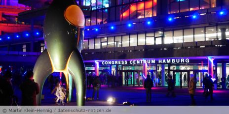 Das Congress-Centrum-Hamburg von außen mit einer Rakete im Vordergrund.