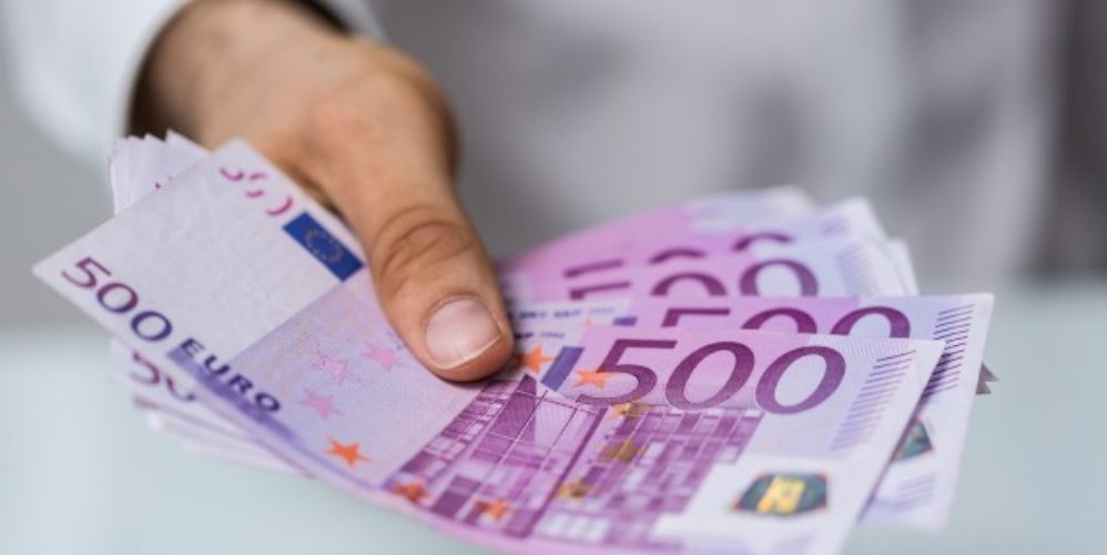 500,00 € Scheine in einer Hand.
