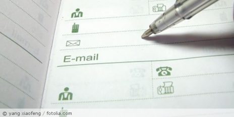 Unbeschriebenes Adressbuch, wo der Kugelschreiber auf dem Feld "E-Mail" liegt.