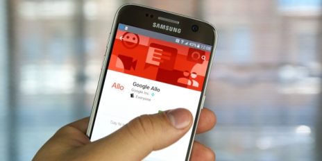 Ein Handy mit der App "Google Allo".