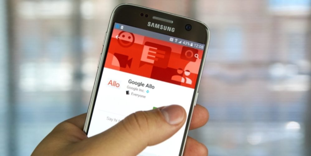 Ein Handy mit der App "Google Allo".