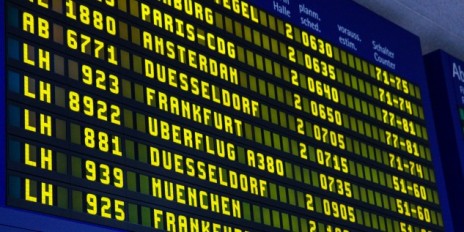 Anzeigetafel in einem Flughafen, wo alle Flüge drauf stehen.