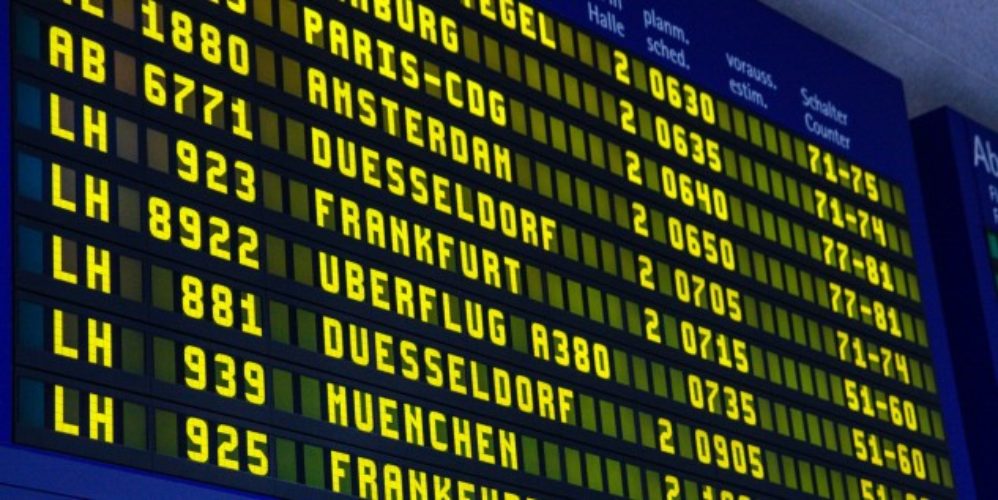 Anzeigetafel in einem Flughafen, wo alle Flüge drauf stehen.