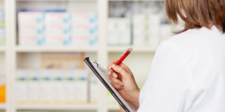 Apothekerin mit einem Klemmbrett in der Hand.