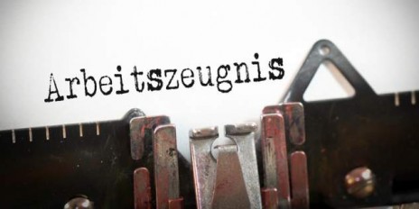 Das Wort Arbeitszeugnis, dass mit einer Schreibmaschine geschrieben wurde.