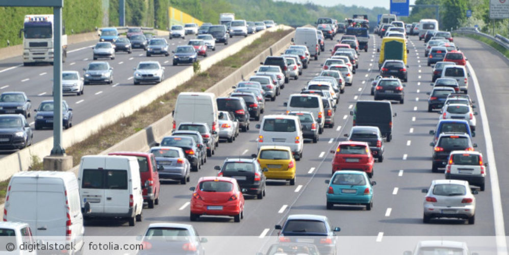 Eine Autobahn auf der Stau ist.