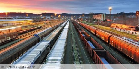 Bahngleise mit Güterwagons.