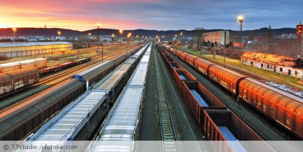 Bahngleise mit Güterwagons.