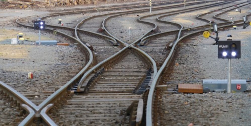 Ein Bild mit Bahngleisen.