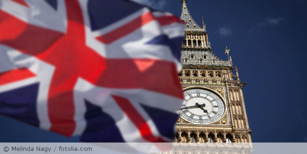 Der Big Ben mit einer England Flagge im Vordergrund.