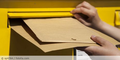 Briefe die in einen Briefkasten geworfen werden.
