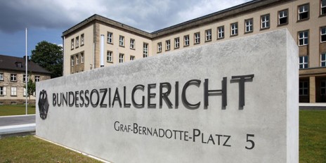 Steinschild wo das Bundessozialgericht Hintergrund steht.
