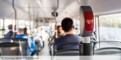 Personen in einem Bus.