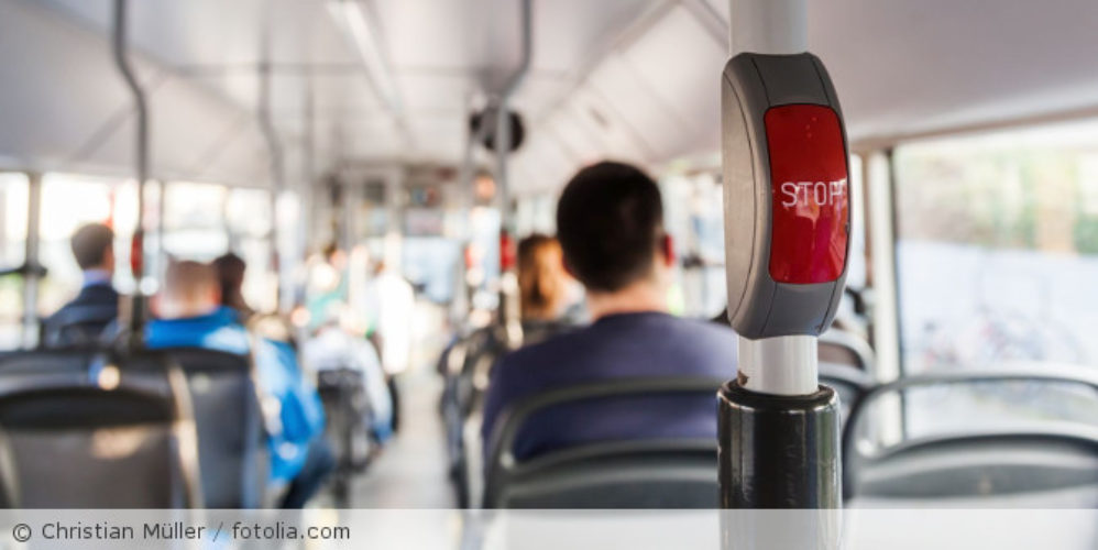 Personen in einem Bus.