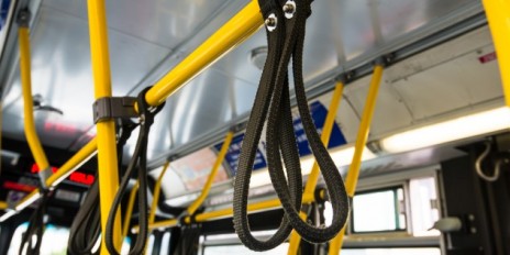Haltegriffe im Bus.