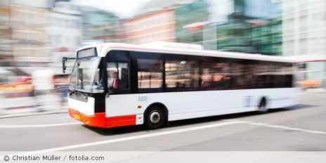 Ein Bus im Straßenverkehr.