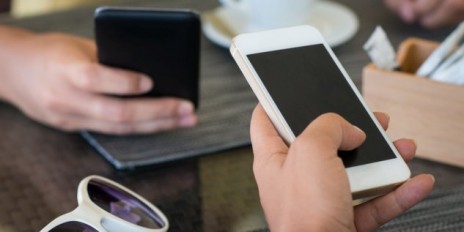 Zwei Personen sitzen gegenüber und chatten miteinander.