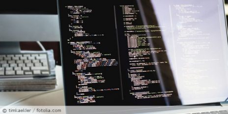 Ein Computer mit einen Computer-Code.