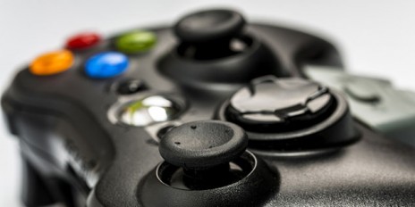 Schwarzer Controller mit vier verschiedenen Knöpfen.