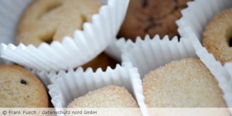 Kekse die in einer Muffin Form gelegt worden.
