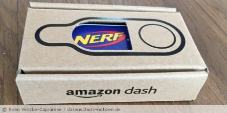 Ein Karton von Amazon mit einer Nerf-Pistole.