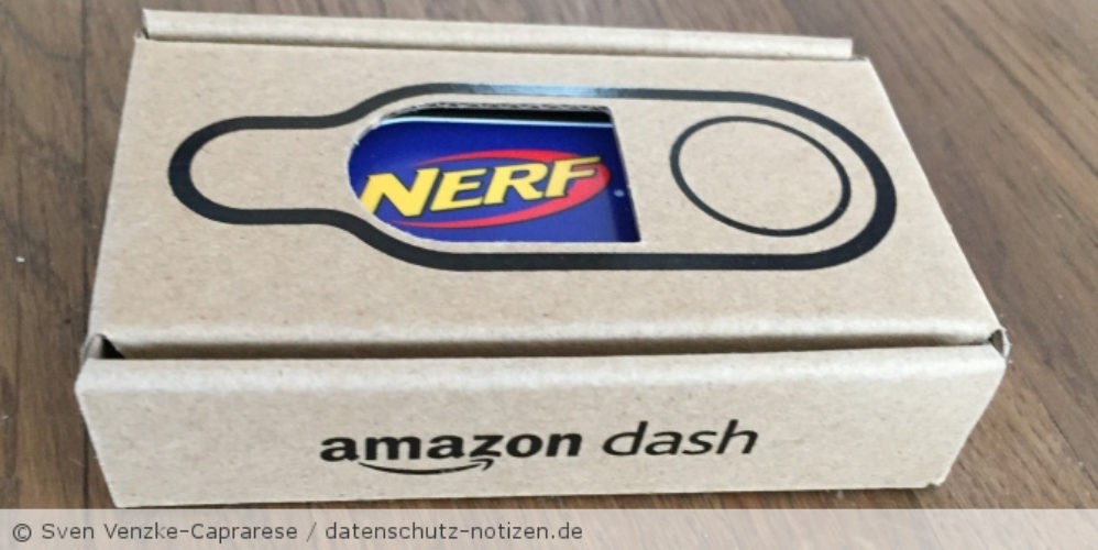Ein Karton von Amazon mit einer Nerf-Pistole.