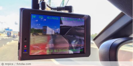 Eine Dashcam im Auto.