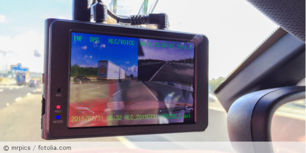Eine Dashcam im Auto.