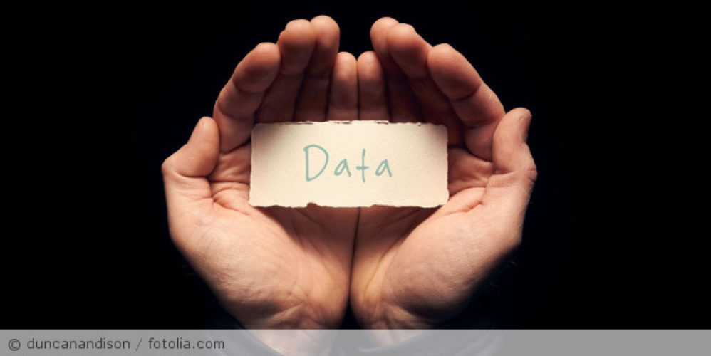 Mann versteckt ein Zettel in seinen Händen, wo das Wort Data drauf steht.