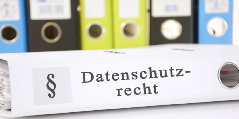 Ein Ordner mit der Aufschrift "Datenschutzrecht".
