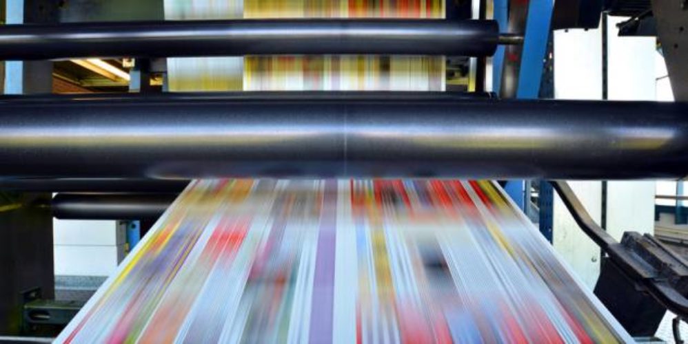 Druckerpresse druckt Papier.