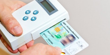 Die Gesundheitskarte wird in einem E-Health reingeschoben.
