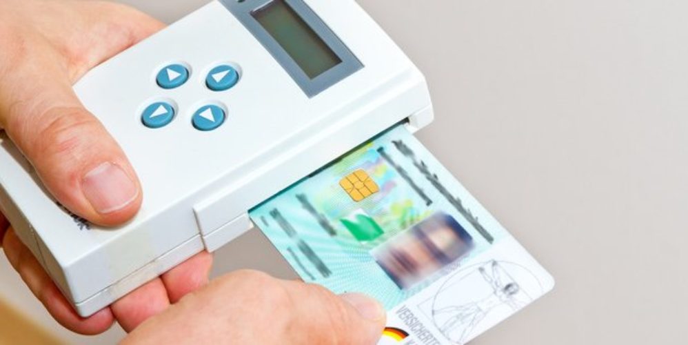 Die Gesundheitskarte wird in einem E-Health reingeschoben.
