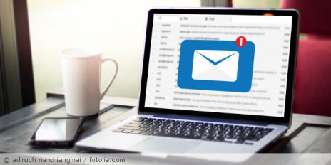 Ein Laptop mit einer E-Mail.