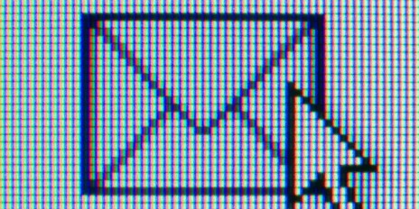 Auf dem Laptop sieht man ein Symbol einer E-Mail und ein Mausepfeil.