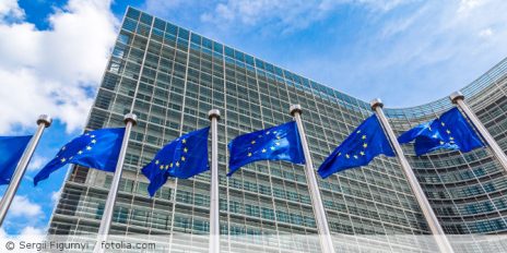 Das EU-Parlament mit mehreren EU-Flaggen.