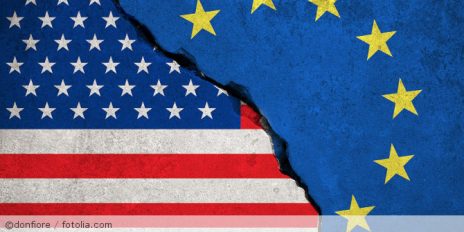 Die US-Flagge und die EU-Flagge die in der Mitte geteilt wurden.