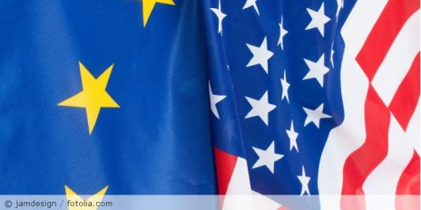 Die EU und USA Flagge nebeneinander.