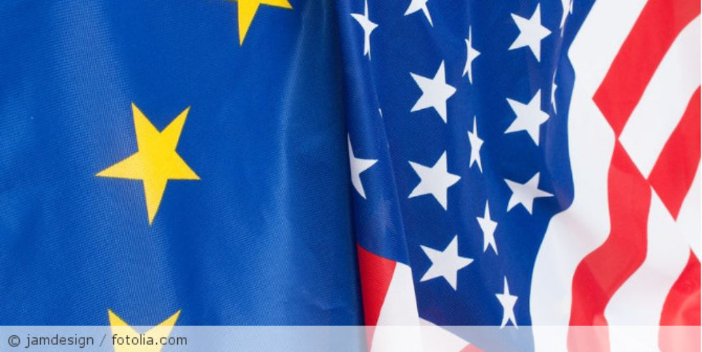 Die EU und USA Flagge nebeneinander.