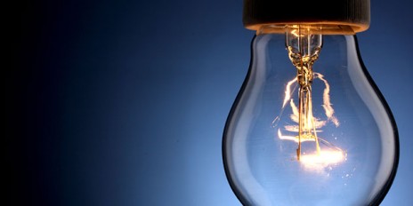 Energielampe die ein kleines Licht von sich gibt.