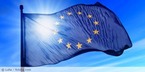 Europaflagge hängt in der Luft.