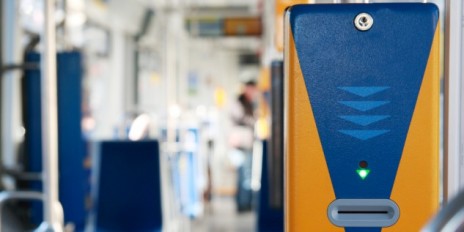 Ein Fahrkartenentwerter in einer Bahn.