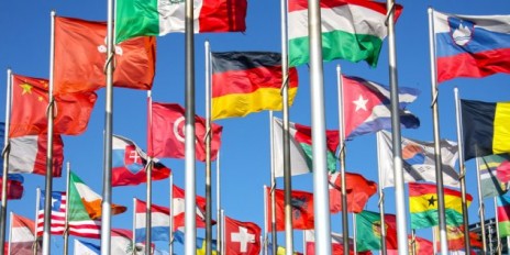 Viele verschiedene Flaggen hängen am Stahlrohr.