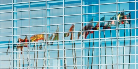 Flaggen_spiegeln_sich_in_Hochhaus_Fotolia_83562578_Subscription_Monthly_M