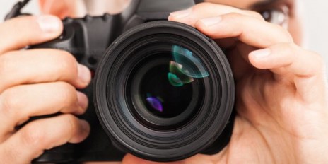 Person stellt ihr Fotoapparat ein.