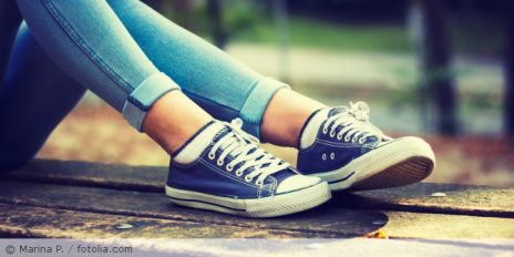 Zwei Beine mit Sneaker.