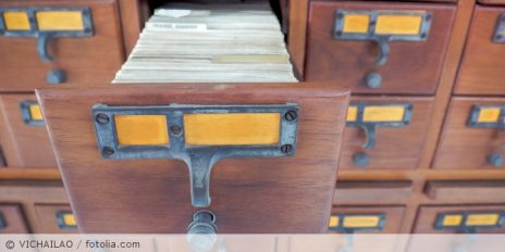 Ein alter Aktenschrank mit Akten.