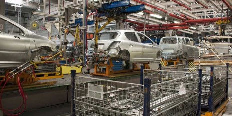 Drei silberne Autos die in der Werkstatt hintereinander stehen.