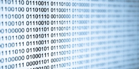 Binäre Zahlen auf dem Computer aufgelistet.