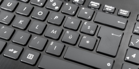 Schwarze Tastatur von nahem.